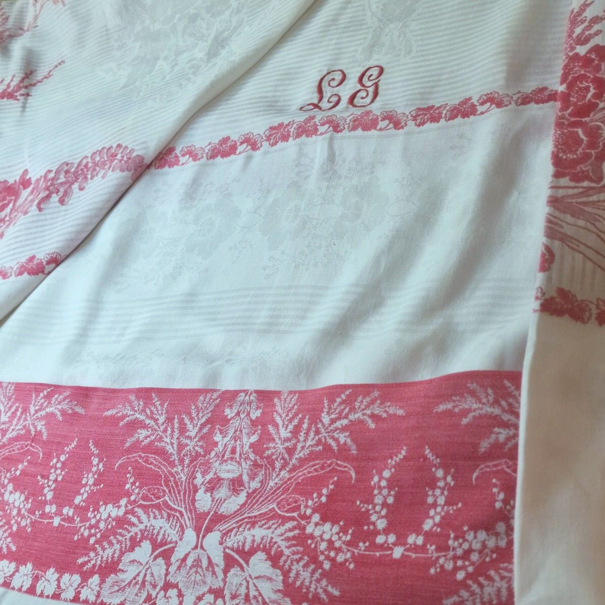 Null BELLE NAPPE RECTANGULAIRE en damassé de coton rouge et blanc 约 1890 à décor&hellip;