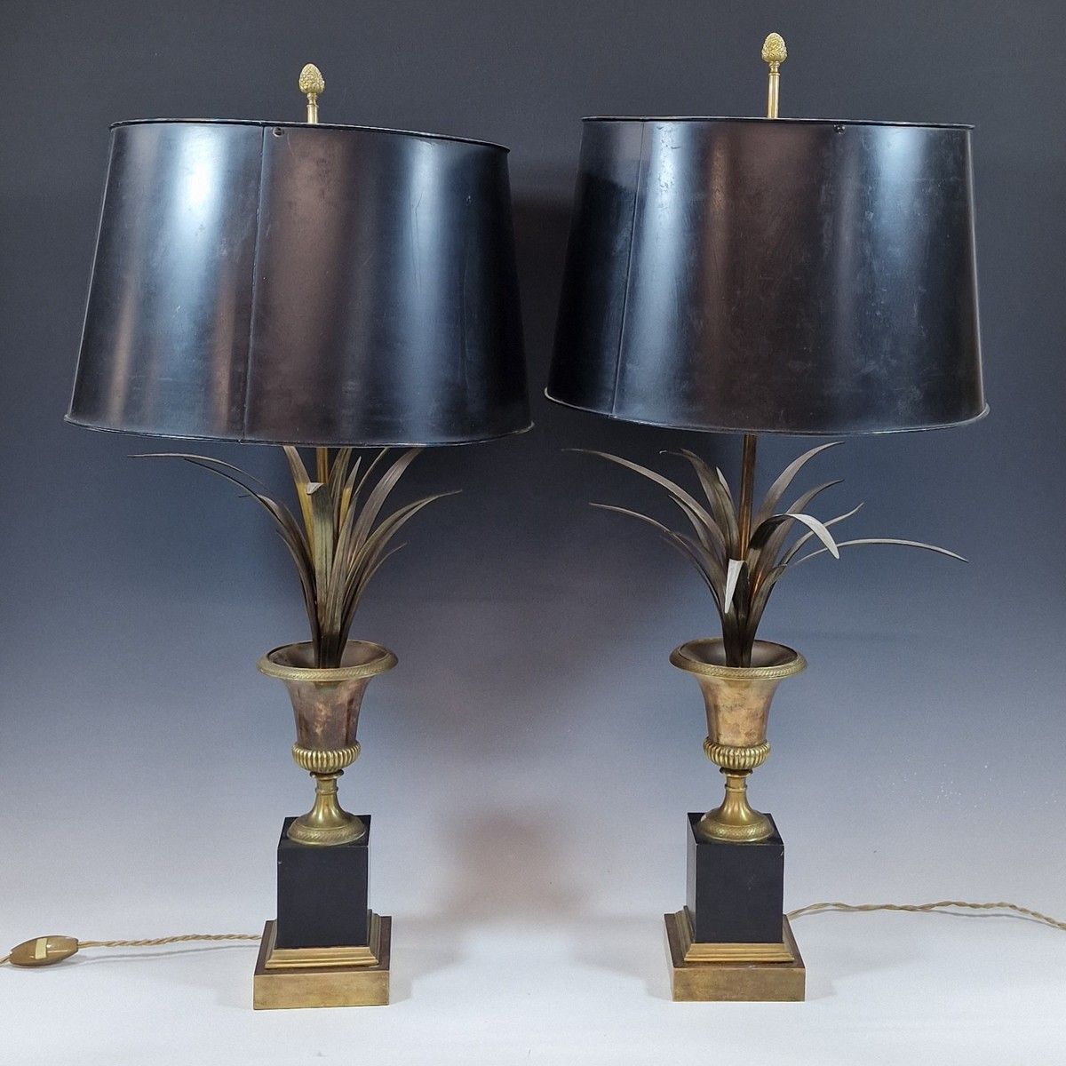 Null MAISON CHARLES - PAIRE DE LAMPES MODELE "ROSEAUX" Circa 1960 en laiton doré&hellip;