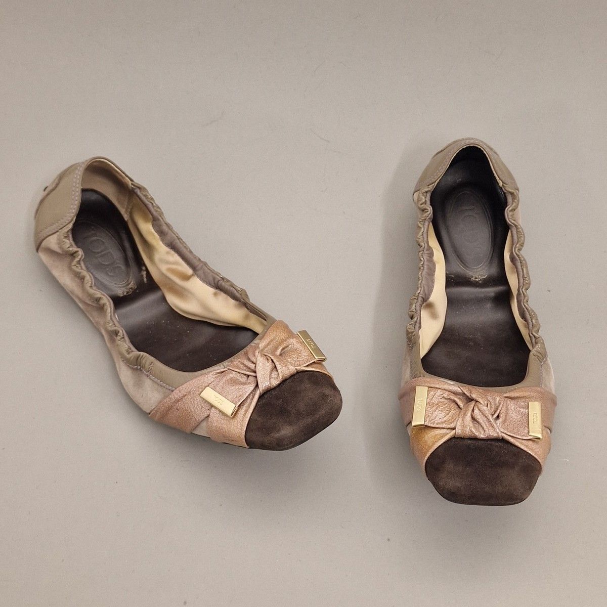 Null TODS - 一双灰褐色和棕色麂皮和漆皮女式芭蕾平底鞋 
长 29 厘米