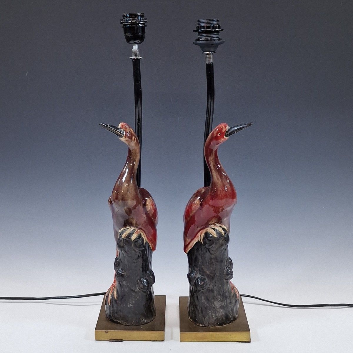 Null PAIRE DE LAMPES ELECTRIQUES Circa 1980 à pied orné d'une statuette d'échass&hellip;