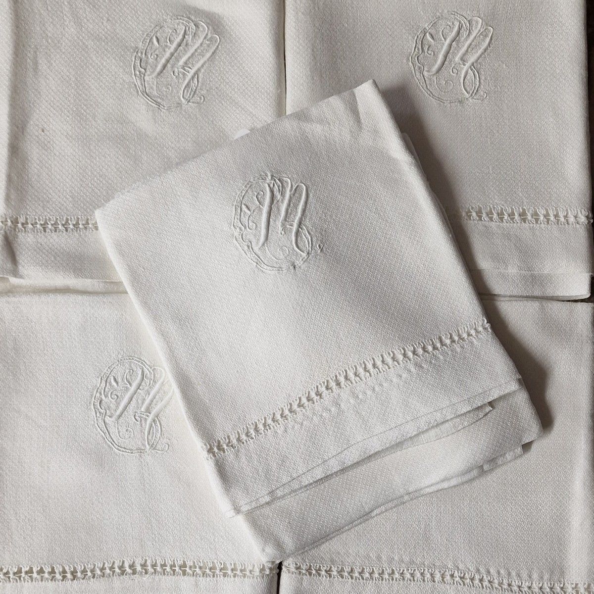 Null 一套 6 件的马桶布 约 1900 年，白色棉织锦缎，饰有条纹，用波顿针法绣有 GM 字母，边缘有日期标记
100 x 66 厘米
TBE（按原样出售&hellip;