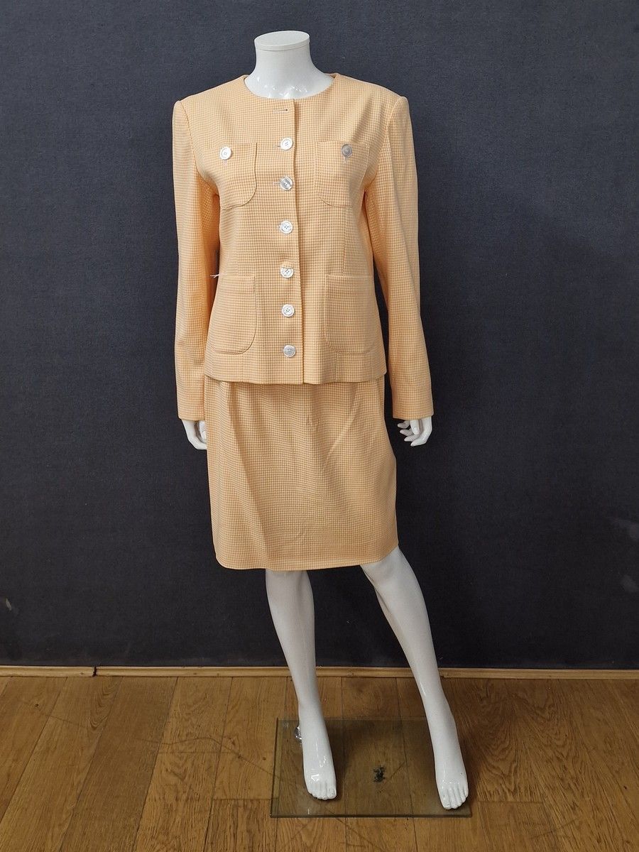 Null YVES SAINT LAURENT - VARIATION 女士套装，采用橙色和奶油色格子面料，包括短裙和外套 
T.44