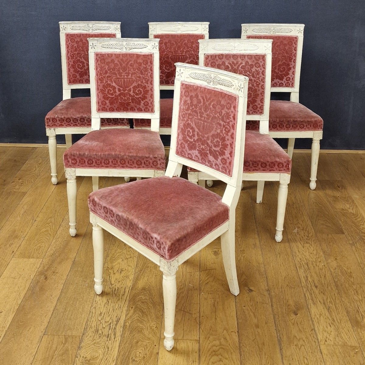 Null SET DI 12 sedie da pranzo in legno modellato e intagliato di epoca Impero, &hellip;
