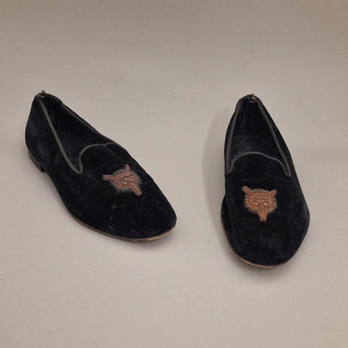 Null TOD'S - 2 双司机鞋，一双为巧克力色粒面皮革（S.6.5），另一双为深棕色光滑皮革（S.6）。 
(磨损严重） 

附： 
- PINO GI&hellip;