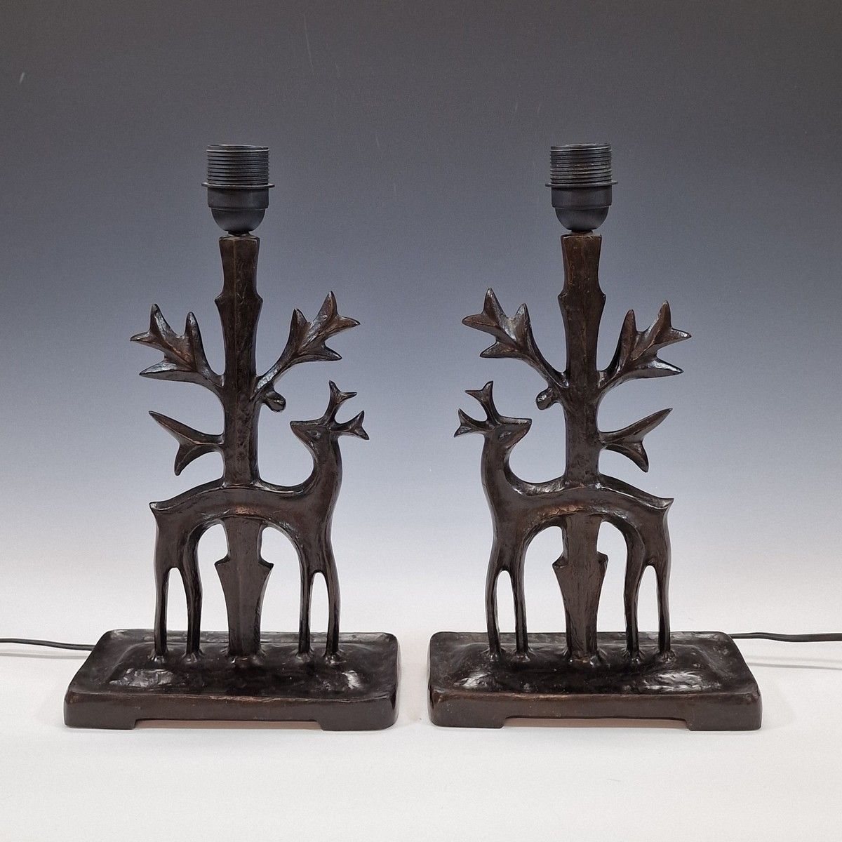 Null OBJET INSOLITE - MODELE "FOREST"- PAIRE DE LAMPES Modernes en bronze à pati&hellip;