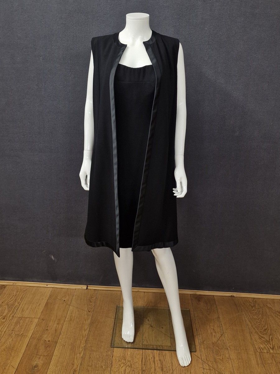 Null Jacques HEIM - 黑色绉纱晚装套装，包括露肩连衣裙和无袖长马甲，饰以同色缎面，圆领，单排扣。白色标签，黑色图案。 
(无品牌连衣裙）。