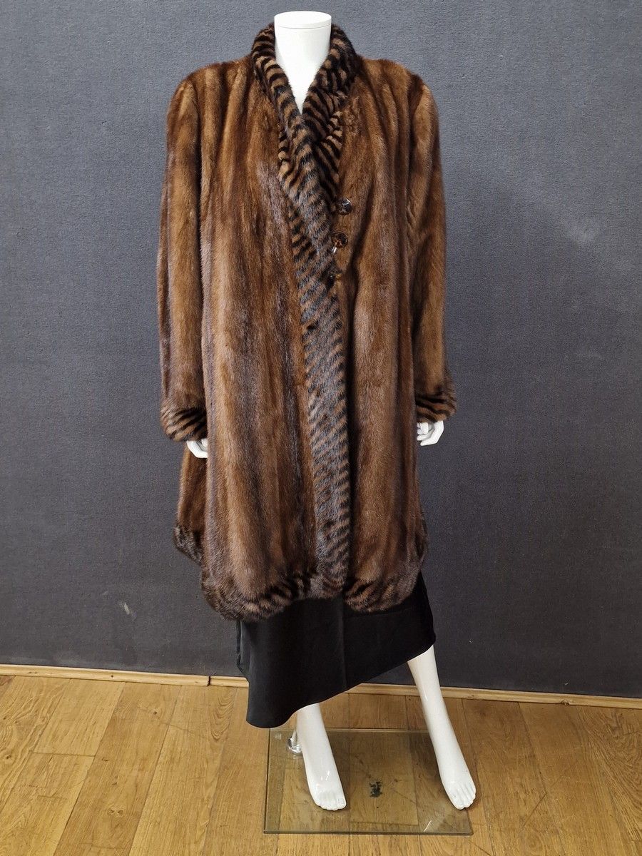 Null ANONYMOUS - 焦糖色貂皮女式大衣，带猫科动物印花饰边 
长 105 厘米