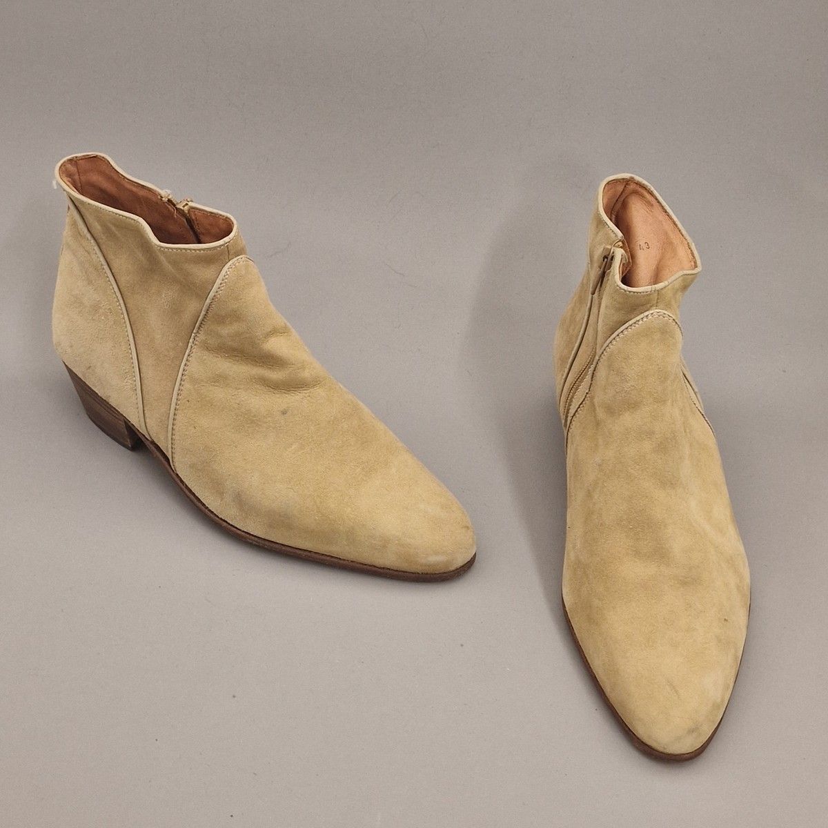 Null 3 双男式靴子或短靴 ： 
- J. M WESTON - 巧克力色带绑带真皮踝靴 - S. 7.5（磨损，橡胶垫，脚趾磨平） 
- ERCOLUS &hellip;