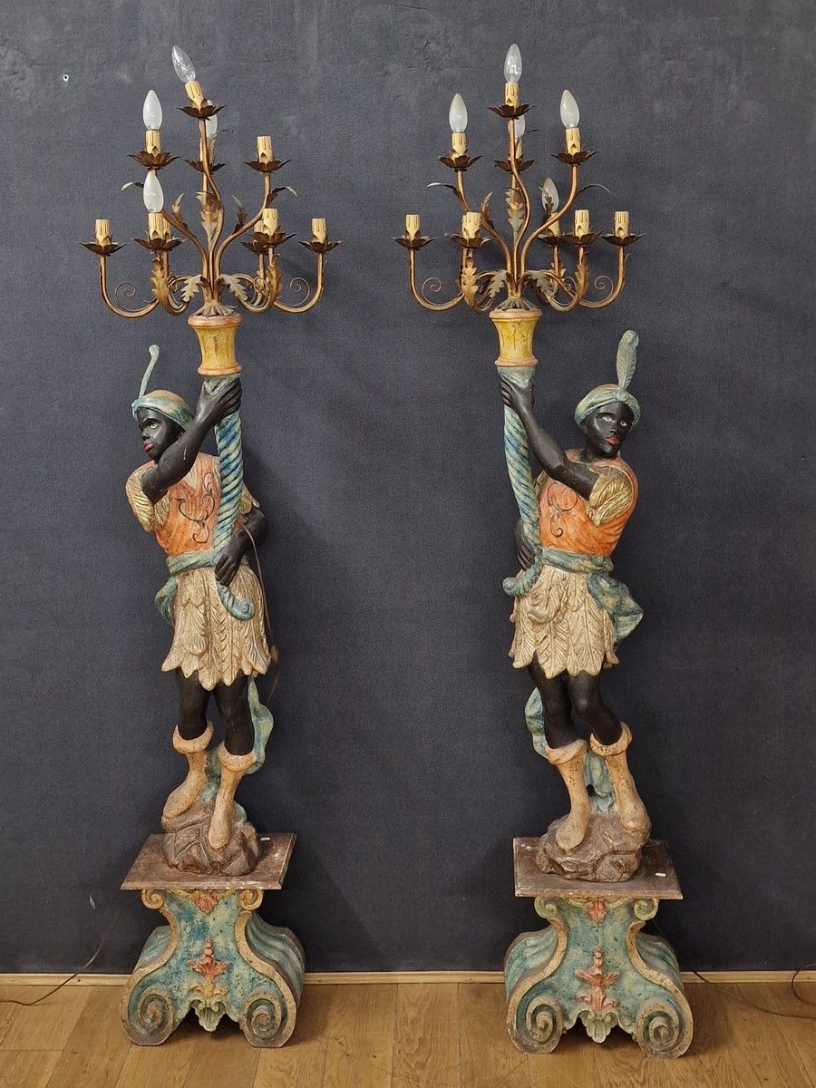 Null PAIRE DE LAMPADAIRES EN FORME DE NUBIENS PORTE-TORCHERES de Style Venise XV&hellip;
