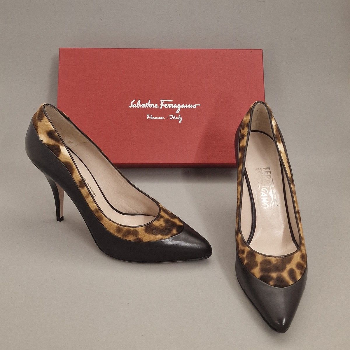 Null Salvatore FERRAGAMO MODEL "FOSCA" - 一双黑色皮毛豹纹女式高跟鞋 
T.9 
鞋跟高度 10 厘米
(完好无损，原装&hellip;