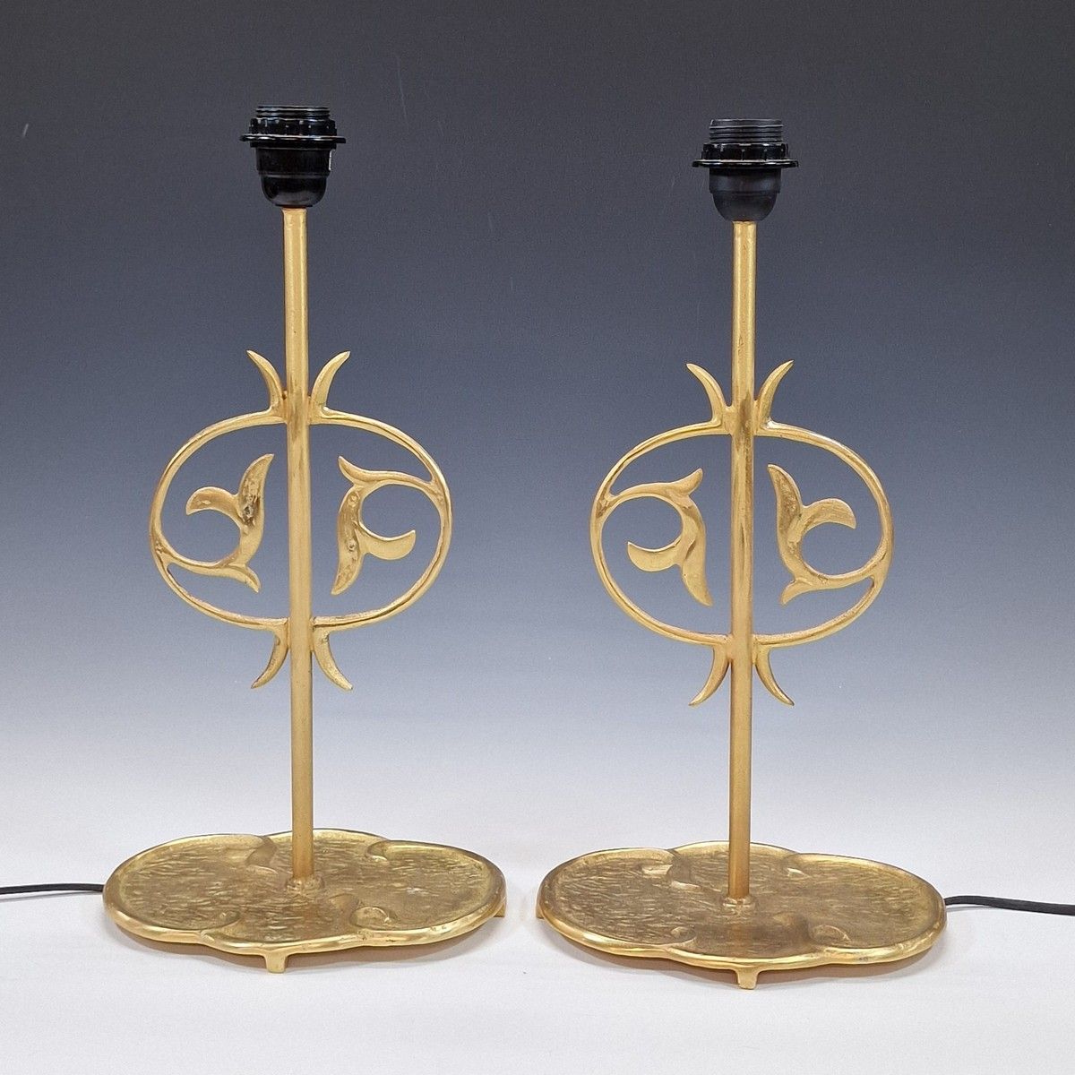 Null OBJET INSOLITE - MODELE "NARA" - PAIRE DE LAMPES Modernes en bronze doré
Si&hellip;