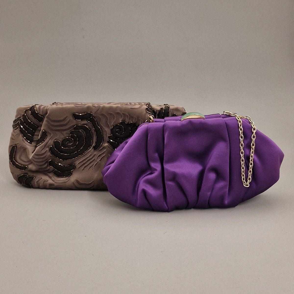 Null SHANGAI TANG - 1 个手袋和 1 个晚宴包，手袋为灰褐色丝绸，饰有刺绣图案，晚宴包为紫色丝绸，玉石风格的搭扣和金色金属小链
手拿包：14&hellip;