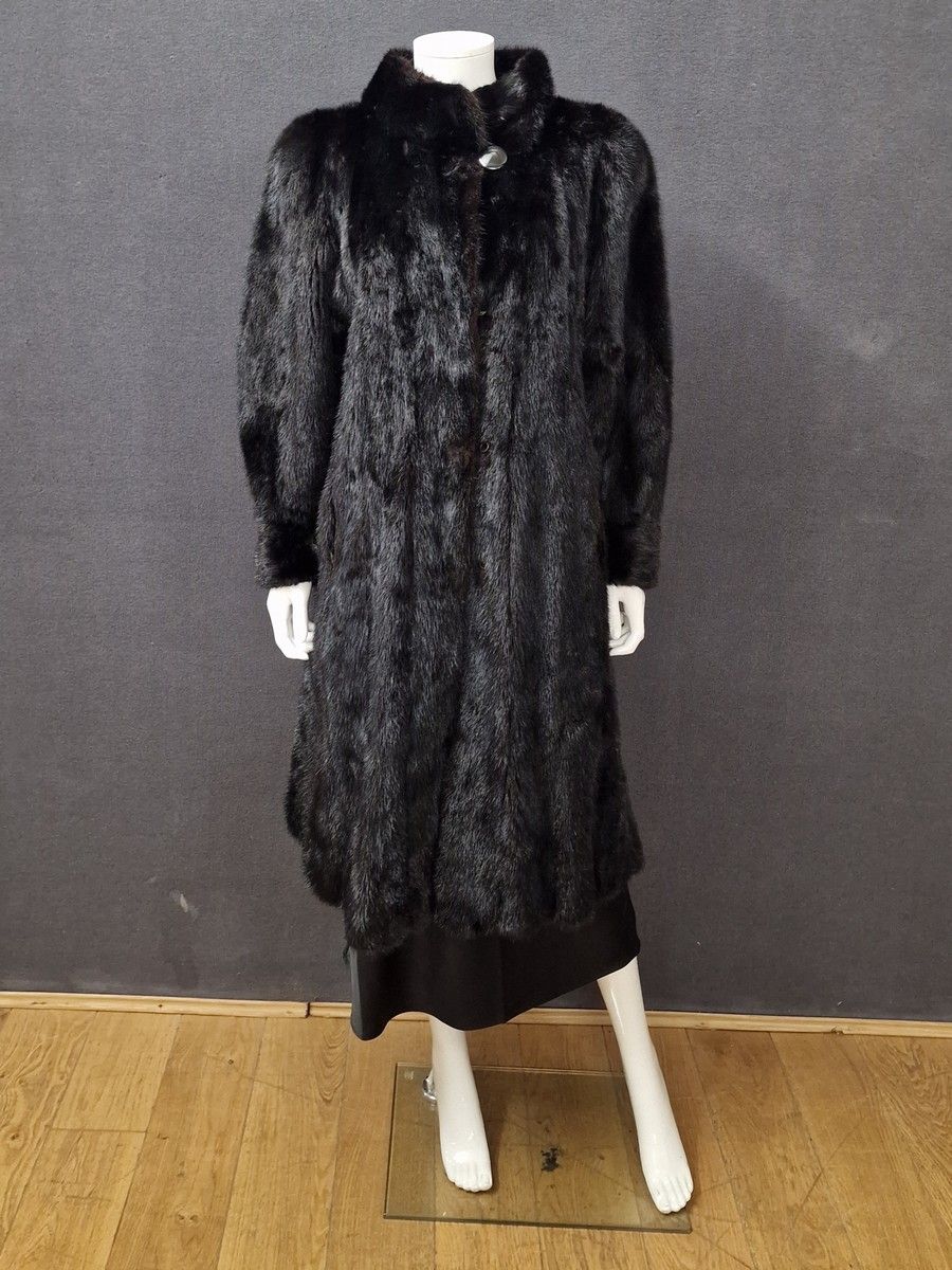 Null FOURRURES GEORGES V - Ladies' dark brown fox coat 
L. Approx. 110 cm 
(mino&hellip;