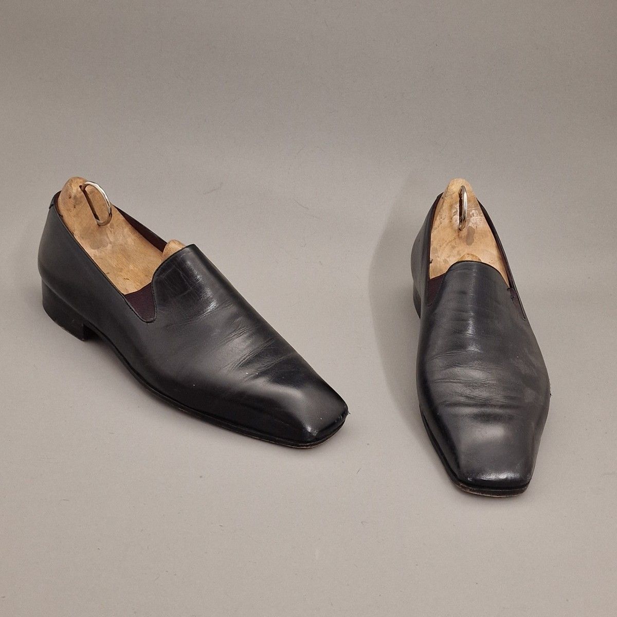 Null ANONYMOUS - 一双黑色光滑皮革男式软皮鞋
T.39,5 
穿 
配一对绣花鞋（40 码）