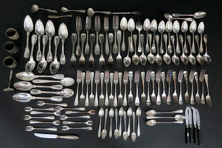 Lot bestek in verzilverd metaal, silverplated cutlery