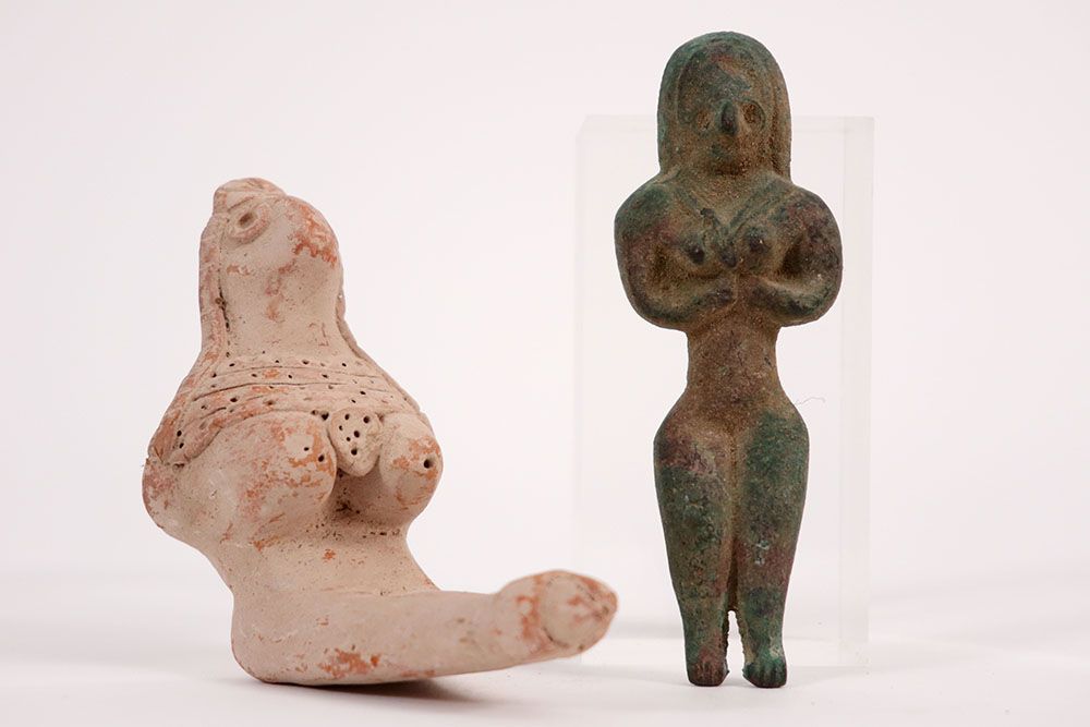 Null 两件古代祭祀雕塑，一件是小型的，一件是青铜的，表现了一个坐着的女神 - 尺寸：9.5和11厘米|两件小型祭祀雕塑，一件是泥土的，一件是青铜的，表现了一&hellip;