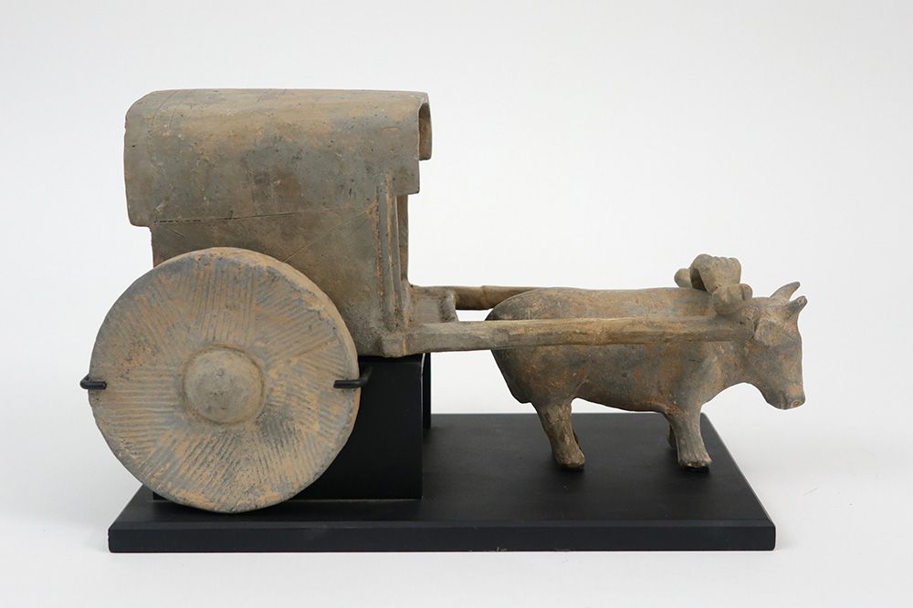 Null 中国 - 汉 - 汉代 (206 voor - 220 na Christus) 墓葬发现：陶器中的雕塑，描绘了一辆有两个轮子的马车，由一头水牛拉着 &hellip;