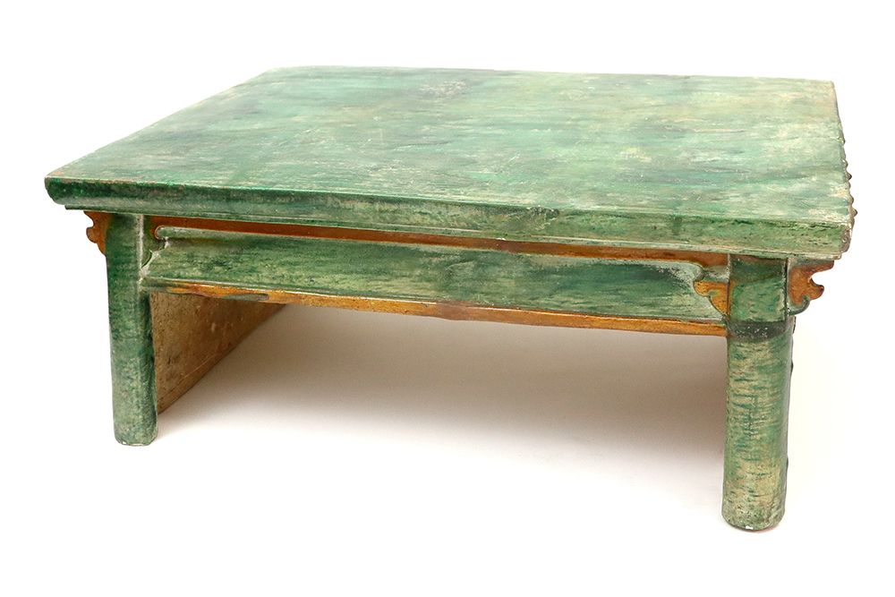 Null 中国 - 明代 (1368 - 1644) 墓葬发现，釉面陶器，典型的绿色：一个相当大的桌子，有伊万-邦切夫博士的证书 - 29,5 x 75,5 x&hellip;