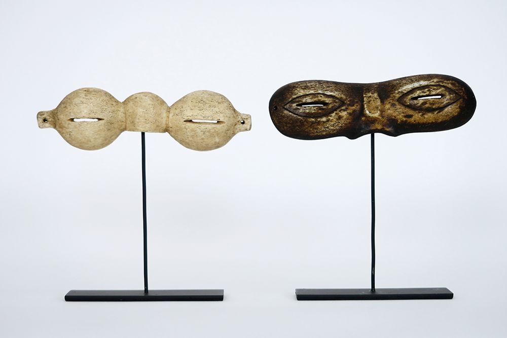 Null 两只爱斯基摩人的 "Ikaak "雪镜，带着鲸鱼骨，尺寸为14.5和15厘米。
