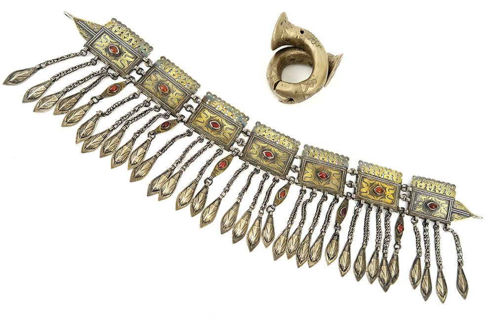 Null Lot (2) van een oude Afrikaanse zilveren bracelet en een antiek Turkmeens j&hellip;