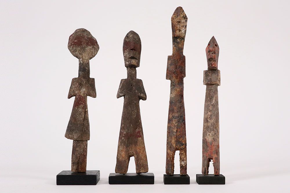 Null AFRIQUE / GHANA - ca 1950 lot de quatre sculptures fétiches en bois de "Ada&hellip;