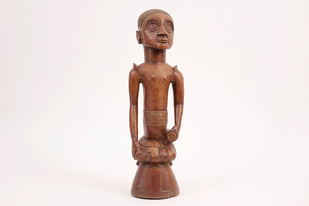 Null 非洲/刚果--20世纪初的雕塑作品，带有盾牌图案--尺寸：49厘米||20世纪初。刚果雕刻家的木头雕塑