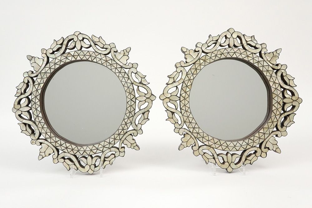Null Twee Ottomaanse mirrors met Syrische bloemvormige omkadering met ingelegd p&hellip;