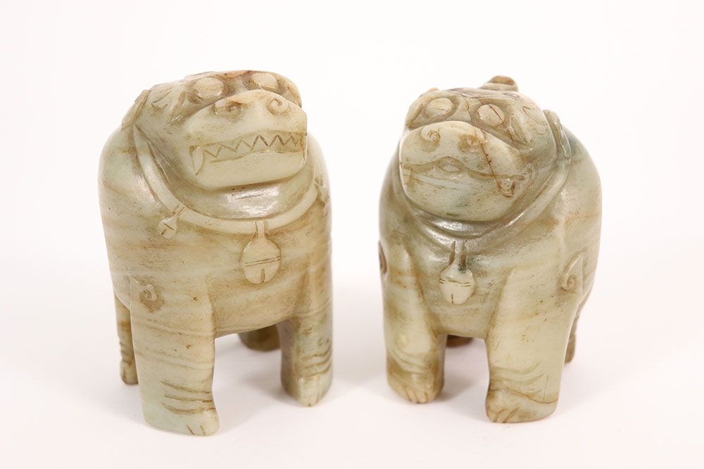 Null Paar Chinese archaïsche sculpturen in steen : "Leeuwtjes" - hoogte en breed&hellip;