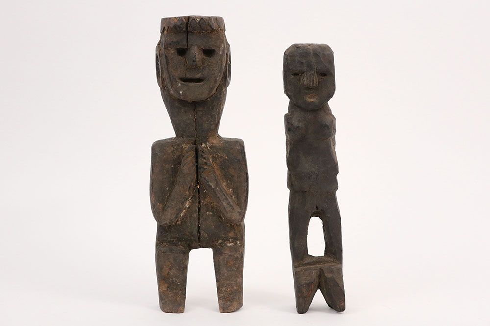 Null HIMALAYA-GEBIEDEN lot van twee sculpturen in hout die een beschermende func&hellip;