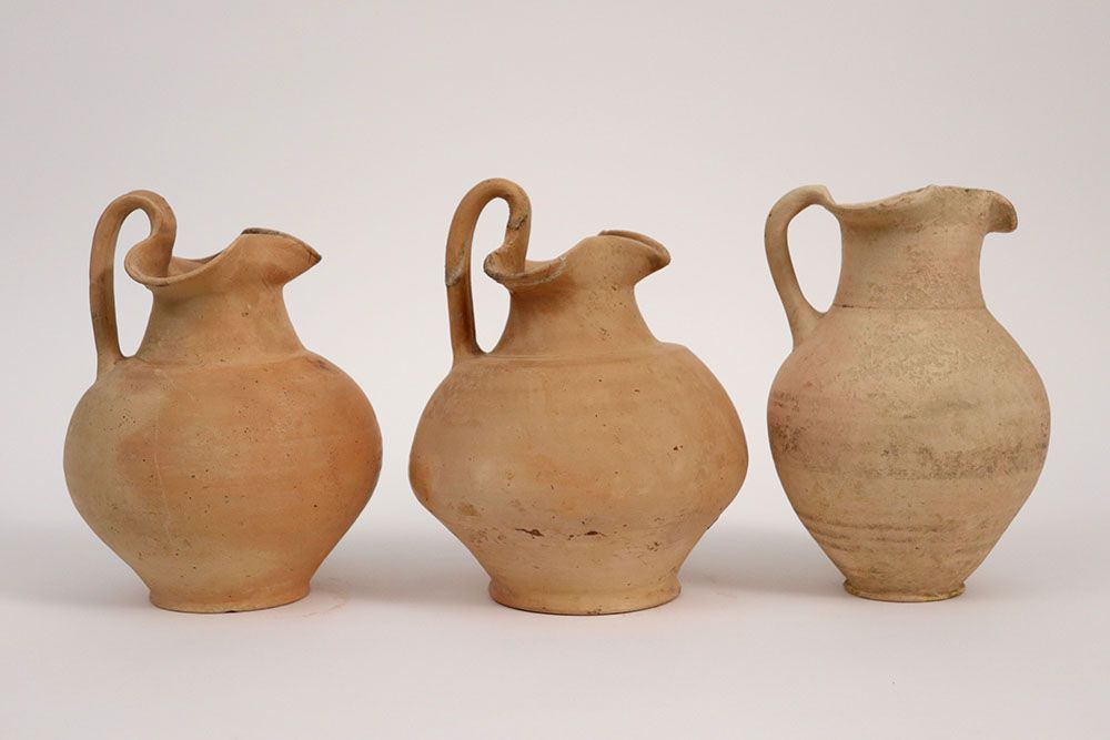 Null OUD GROOT-GRIEKENLAND - 5° EEUW BC (?) lot van drie kruiken in aardewerk, w&hellip;
