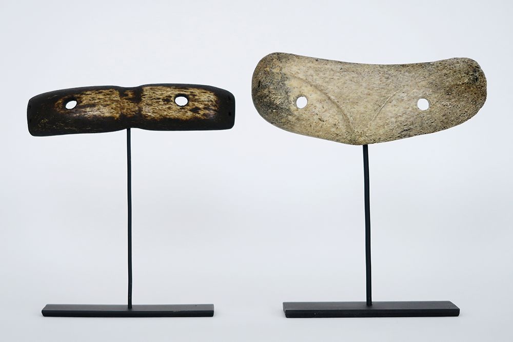 Null 两副爱斯基摩人 "Ikaak "雪镜，尺寸为13.5厘米和15.2厘米，是由鲸鱼骨制成的。
