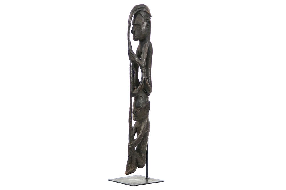Null PAPOEASIE NIEUW - 几内亚 - 约1950年 "阿斯马特人" - 腹部雕塑，展示了两个具有典型特征的男子形象 - 高度：84厘米，来自&hellip;