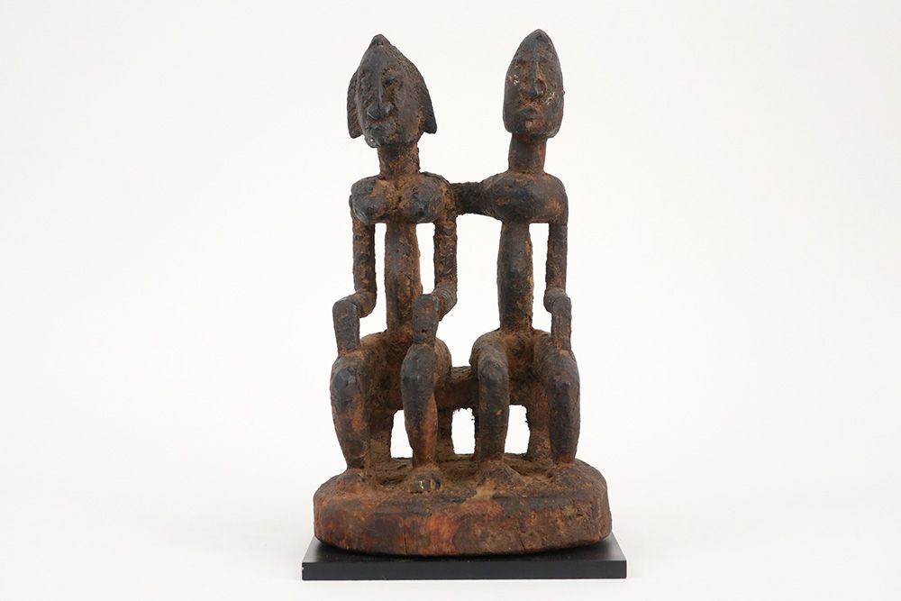 Null AFRIQUE - MALI Dogon sculpture en bois avec bonne patine : "Couple assis" -&hellip;