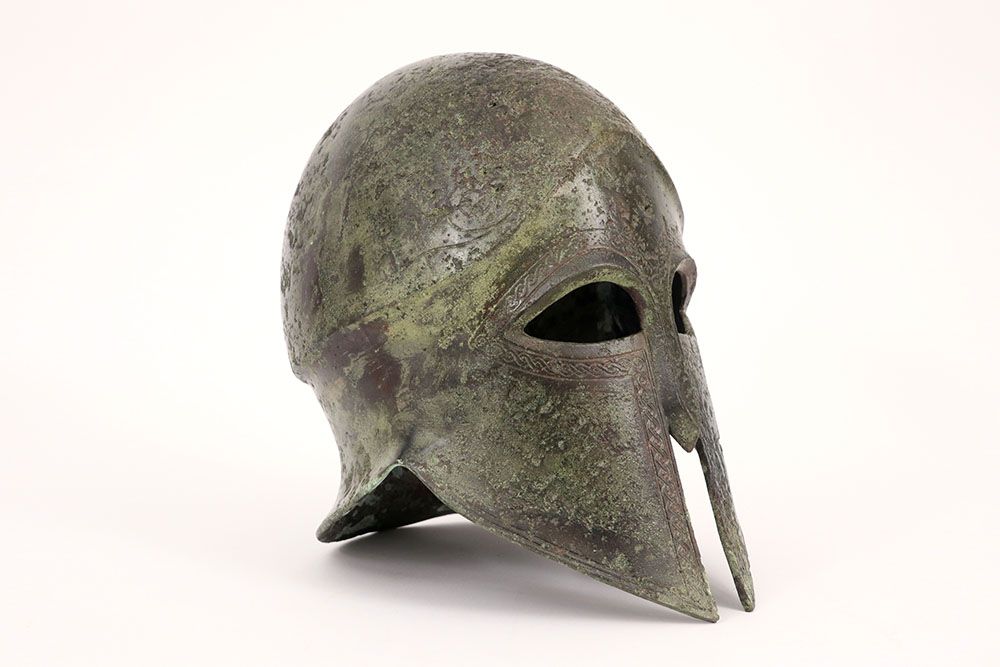 Null 20e eeuwse bronze reproductie van een bestaande Korintische helm in het "Ar&hellip;