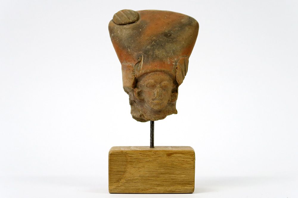 Null ECUADOR - CHORRERA CULTURE - 1300 tot 300 BC frammento di una scultura in c&hellip;
