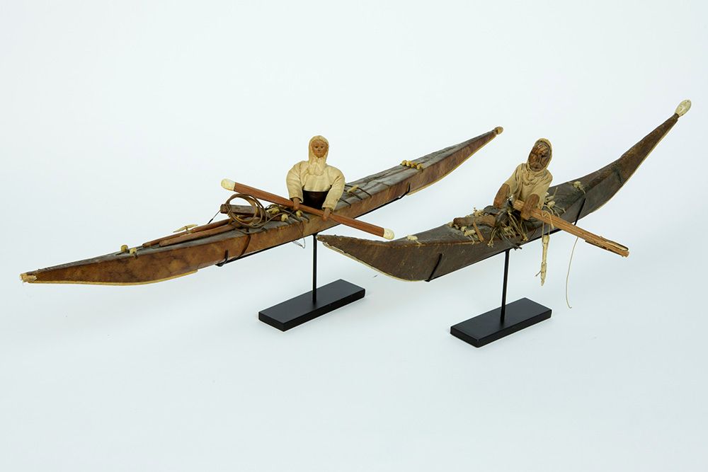 Null 格陵兰 - 因纽特 - 约1850年和约1900年两艘模型皮艇（soort speelgoed），其中一艘爱斯基摩人皮艇上有海豹皮，另一艘皮艇上还有一&hellip;