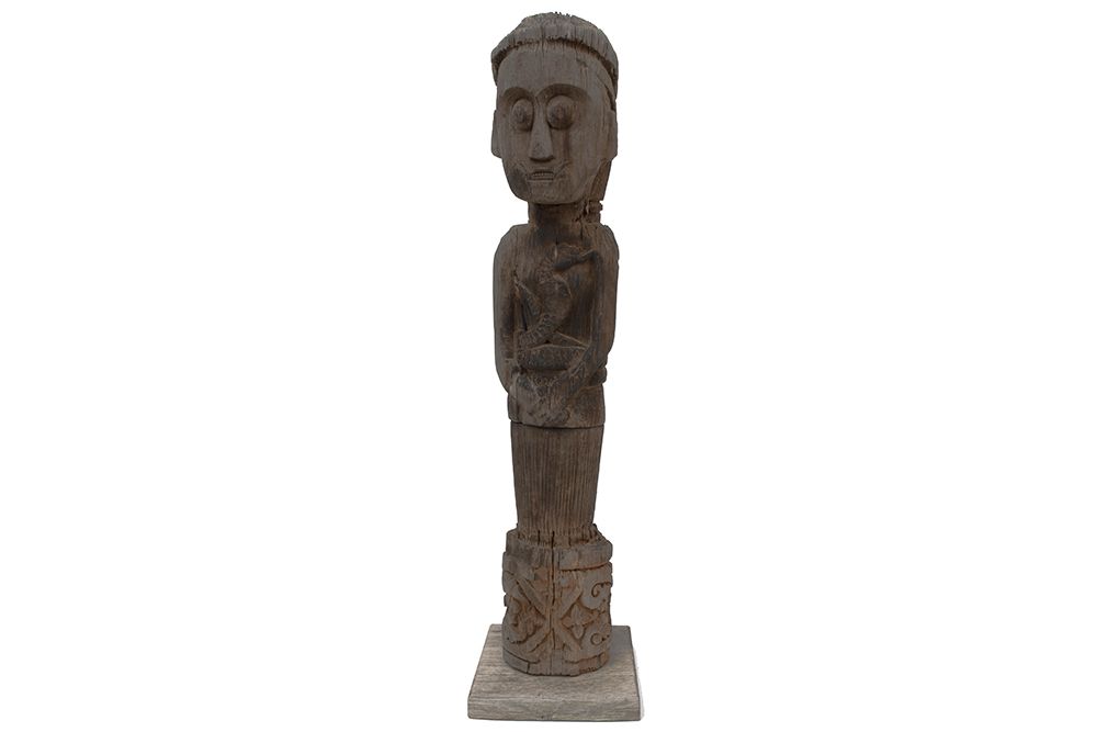 Null BORNEO - 19°/20°EEUW zgn "Hampatong"--达雅人的木雕作品，表现了一个带蛇的人物--高度：115厘米（分两段）--由&hellip;