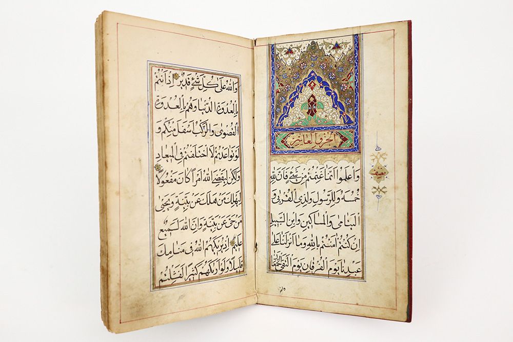 Null 以 "摩洛哥皮革 "装订的阿拉伯文经文，第一页有一个彩色的 "米哈拉 "图案 - 21 x 12 cm ||以 "摩洛哥皮革 "装订的阿拉伯文经文，第&hellip;
