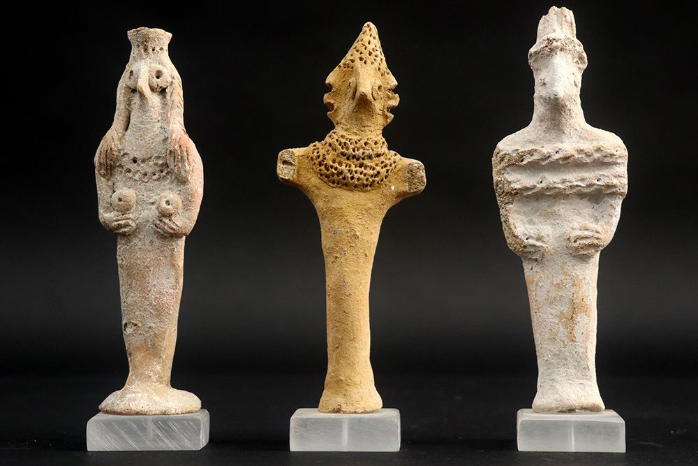 Null OUD-SYRIË - 公元前2100年至1700年，三件小型陶器雕塑，"偶像"--高度为13.5至14厘米--被刻在一个铜板上||三件古叙利亚陶器 &hellip;