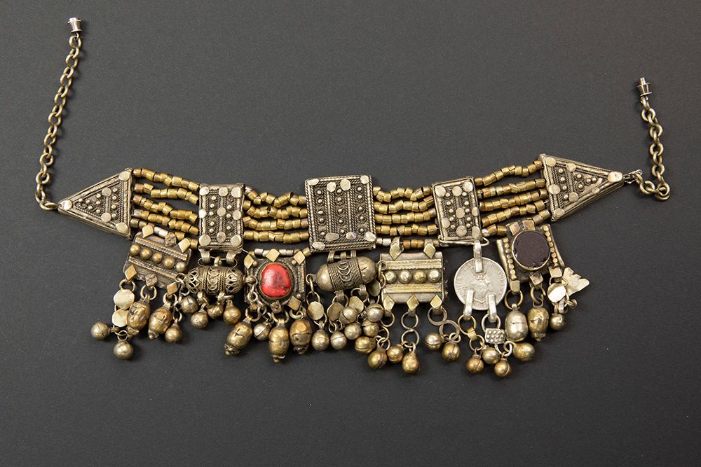 Null Oud Jemenitische halsband in zilver met munten en met koraal en kornalijn |&hellip;