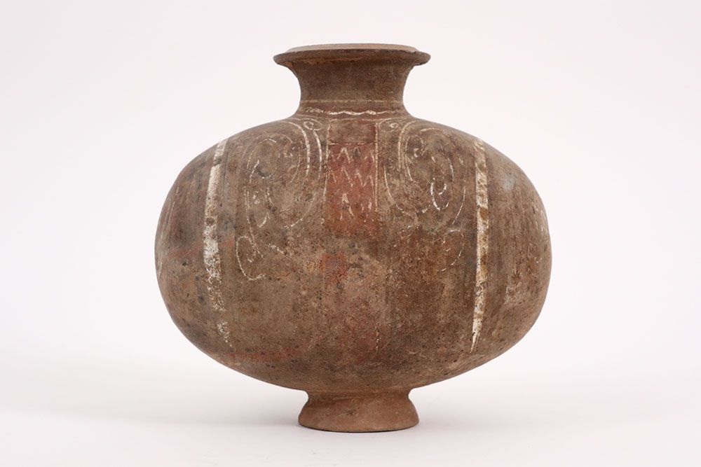 Null 中国汉代（公元前206年-公元后220年）"茧"--陶制花瓶，带有原始多色的残留物--高度和长度：25.5和26厘米|中国汉代的 "茧"--陶制花瓶，&hellip;