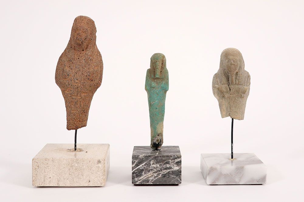 Null OUD-EGYPTE - RIJK (712 - 332 BC) 一批四件陶器，其中一件有土耳其釉面 - 高度为8至12厘米 ||三件古埃及陶器