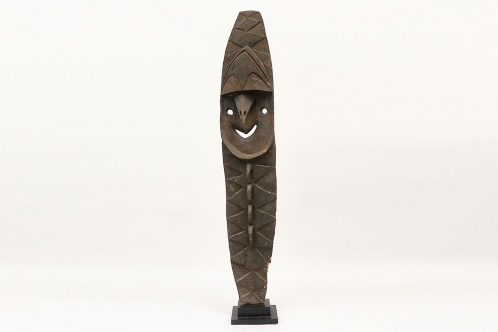 Null 巴布亚新几内亚的瓦什库克-库马祖先木质雕塑，带有原始多色的遗迹，并带有典型的立体图案--高度：137厘米|巴布亚新几内亚的瓦什库克-库马祖先木质雕塑，&hellip;
