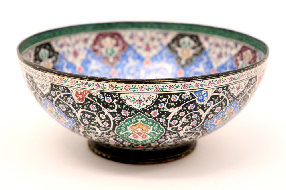 Null Perzische bowl in geëmailleerd metaal met een fijnuitgwerkt typisch decor -&hellip;