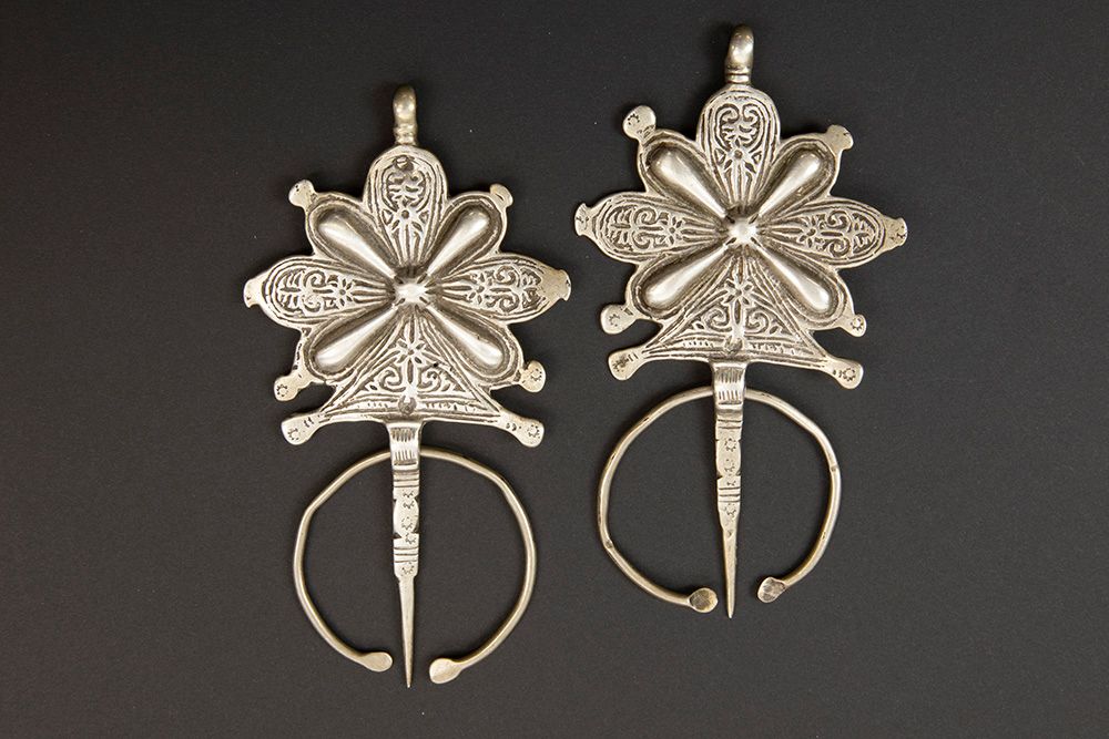 Null NORTH AFRICA - 20° EEUW pair of small Berber fibula's in silver - 13,5 x 7,&hellip;