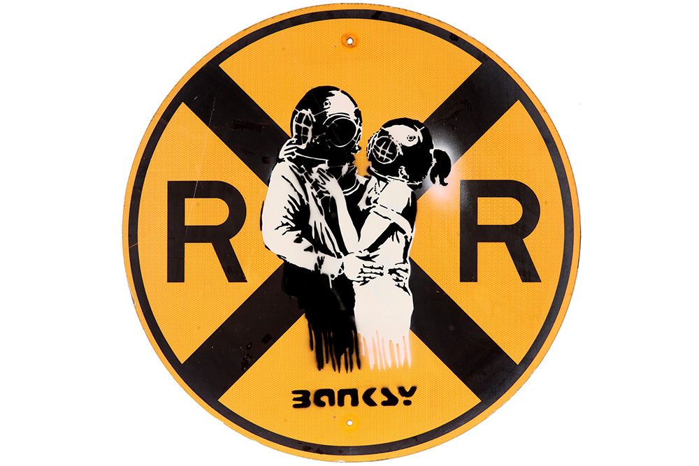 BANKSY (° 1973) 班克斯(1973年)圆形美国铁路路标上的喷漆和两个关于2003年的标签。