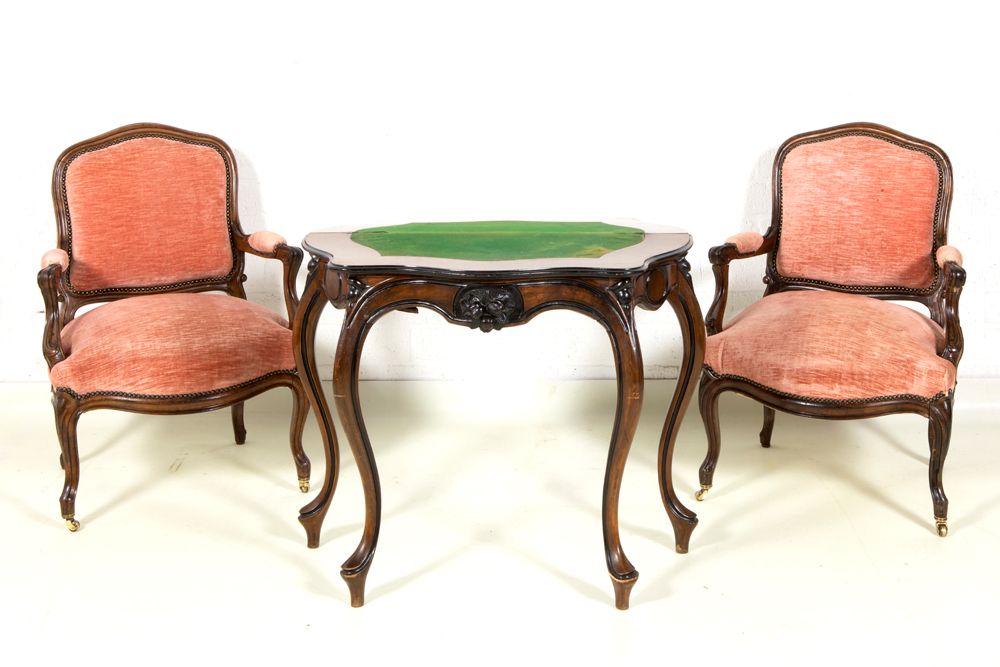 Null 一对古董红木扶手椅和一个19世纪的胡桃木和乌木游戏桌|一对古董红木扶手椅和一个19世纪的胡桃木游戏桌