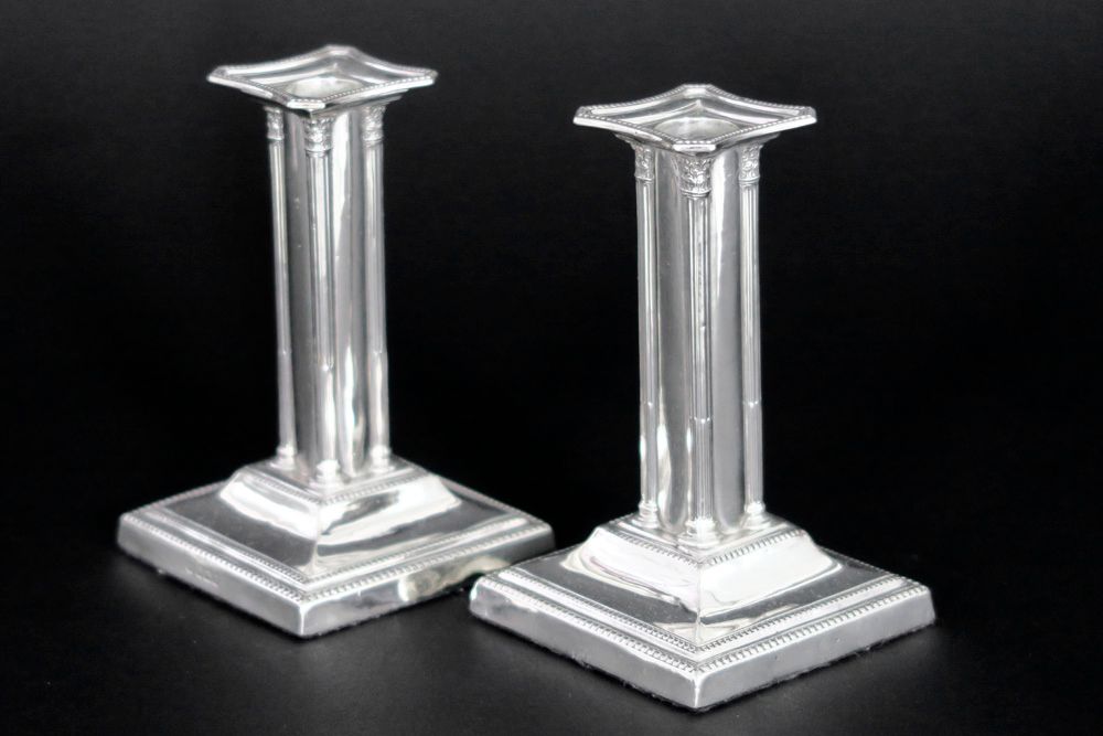 Null THOMAS BRADBURY & SONS LTD一对古董烛台，具有明显的新古典主义造型，每个角落都有一个凹槽柱，纯银材质，标有 "925 - Sh&hellip;