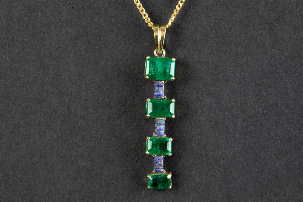 Null Pendant in yellow gold (18 carat) with four emeralds in typical emerald cut&hellip;