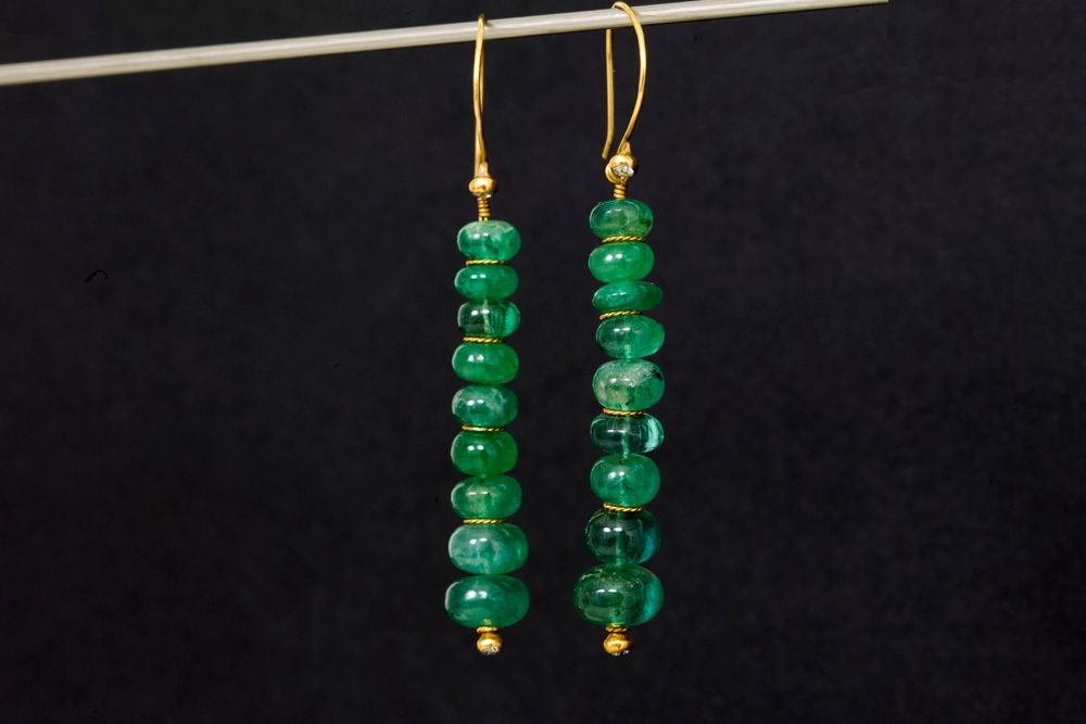 Null Paar Ohrringe aus Gelbgold (22 Karat) mit je einer Art Riviere aus Smaragd-&hellip;